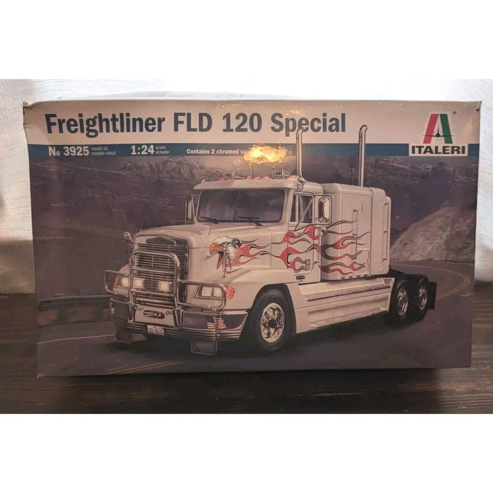 Italeri Freightliner Fld 120 Special 	 ITA3925 SEALED NEW - READ DESCRIPTION